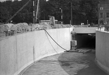 837065 Afbeelding van de werkzaamheden ten behoeve van de bouw van een tunnel onder het spoor te Roosendaal.
